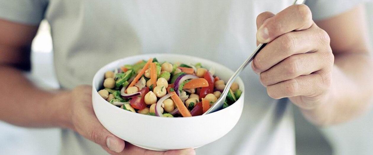 Ein Mann isst Lebensmittel, die gut für die Potenz sind