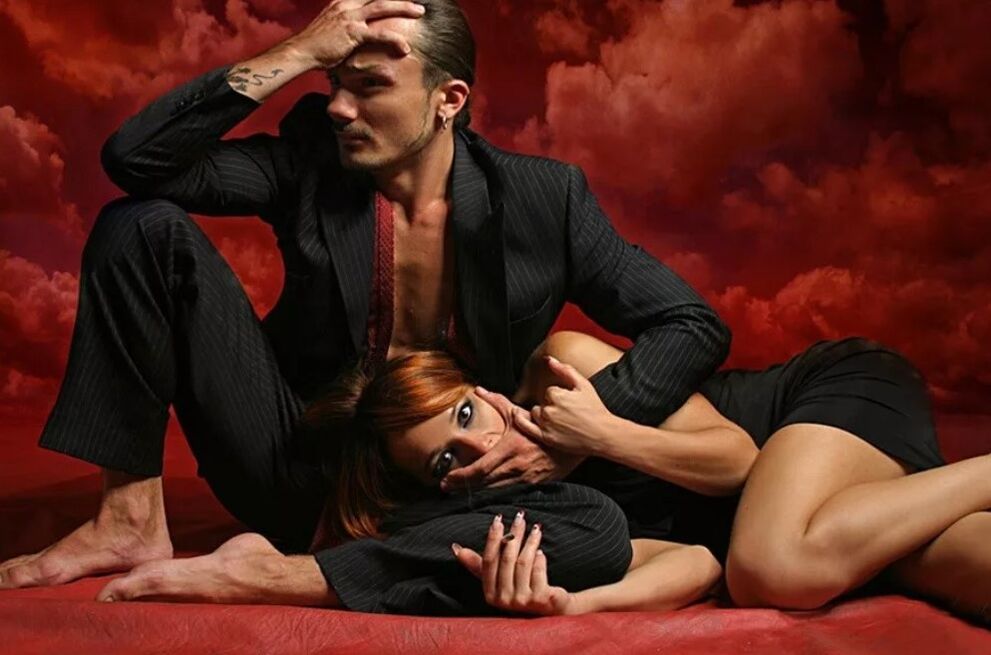 Eine Frau versucht einen Mann zu überreden, den G-Punkt zu massieren