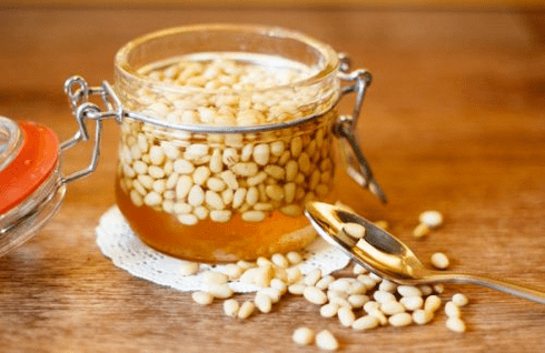 Pinienkerne mit Honig für die Potenz